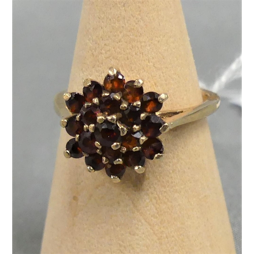 1762 - 9ct Gold Ring with Garnets  2.3g