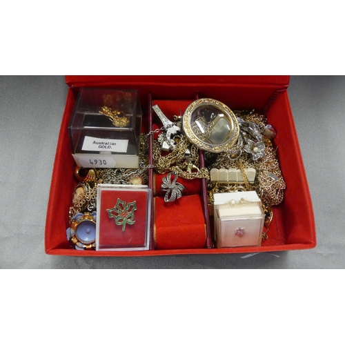 1923 - Small Box of Assorted Costume Jewellery & Brooches, Pendants etc