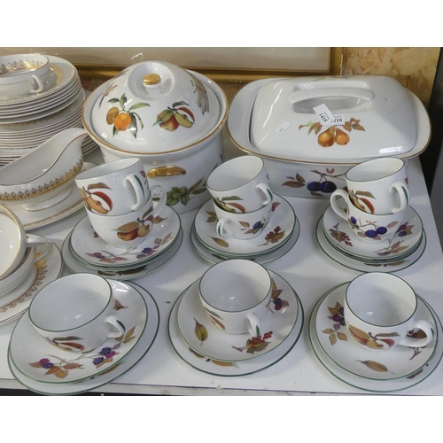 1415 - Royal Worcester Evesham Vale & Evesham Tea & Dinnerware.