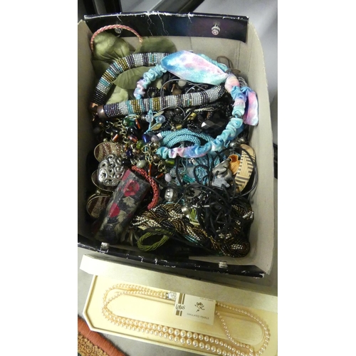 968 - Box of Jewellery