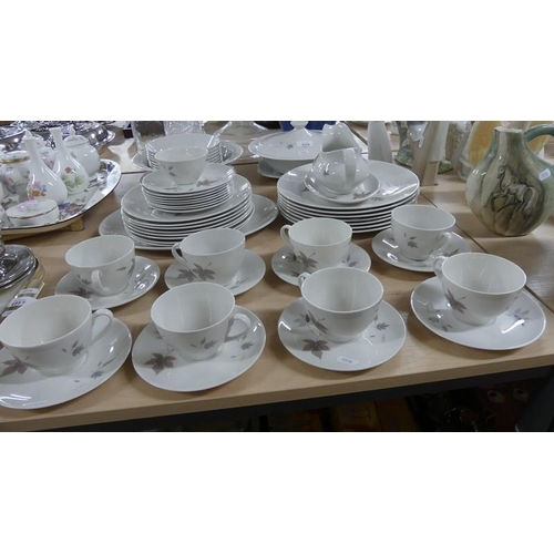 1518 - Royal Doulton Tumbling Leaves Dinner and Teaset,