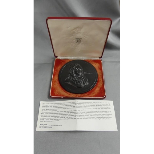 1650 - Commemorative Bronze Medal Sir Isaac Newton, Boxed papers