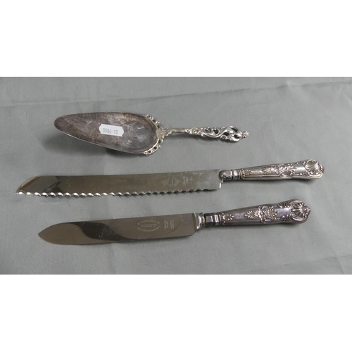 1652 - 2 x Silver-Handled Bread Knives and 830 Silver Cake Lift