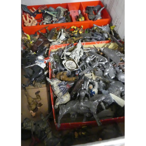 980 - Box - Vintage Lead & Plastic Toy Soldiers & Figures.