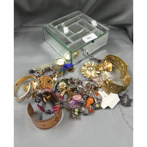 981 - Lot of Jewellery including Signed Brooches, Agate Necklace etc