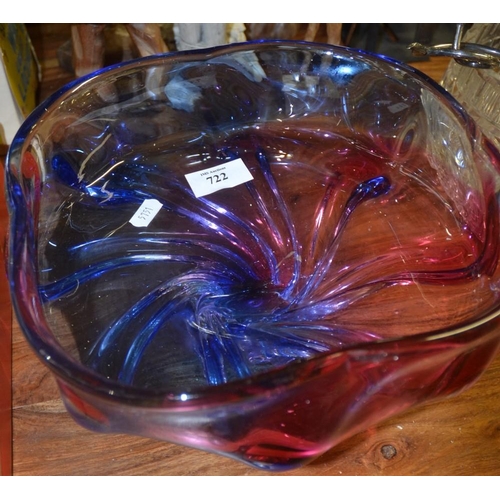 722 - Art Glass Fruit Bowl.