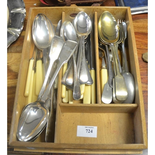 724 - Assorted Cutlery.