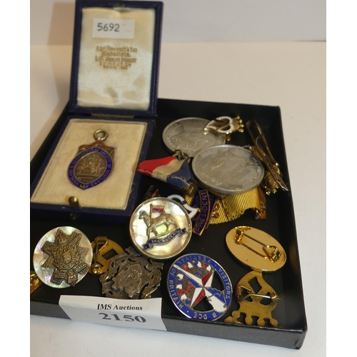 2150 - Tray Lot - Sweetheart Brooches, Silver Medallion & Assorted Badges.