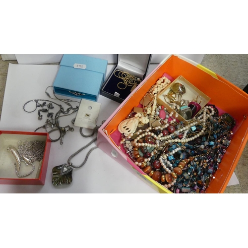 2188 - Box - Assorted Costume Jewellery.