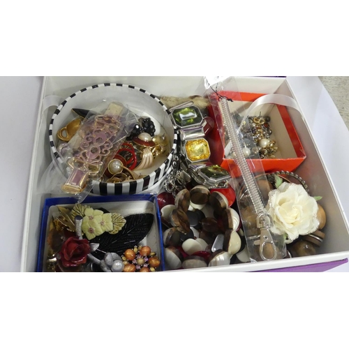 2189 - Box - Assorted Costume Jewellery.