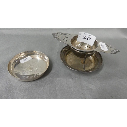 2029 - Sheffield Silver Tea Strainer on Stand & Edinburgh Silver Pin Dish, approx 4.7oz troy.