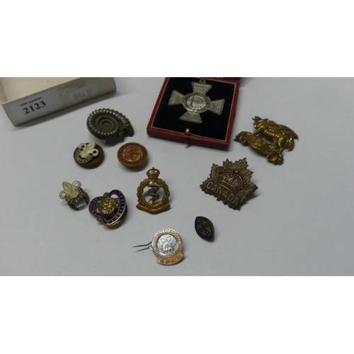 2123 - Lot Metal Badges etc