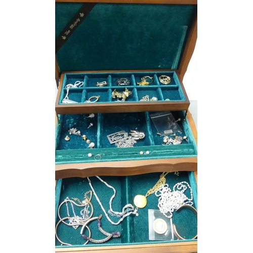 2139 - Box - Assorted Costume Jewellery.