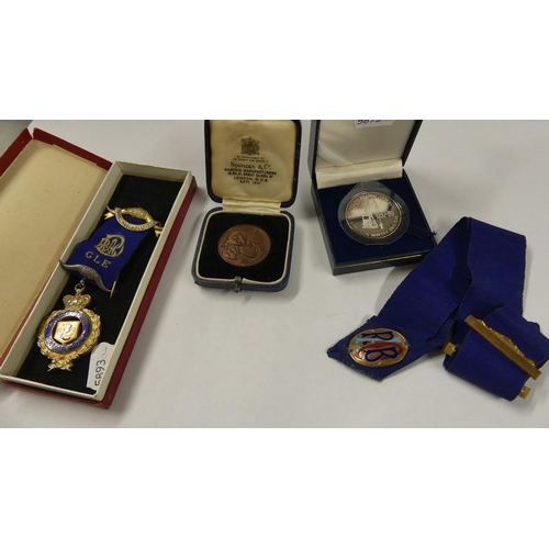 2209 - Cased Badges & Buffalo Medals.