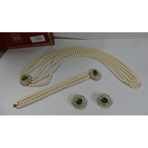 2234 - Pearl Necklace, Choker & Earrings.