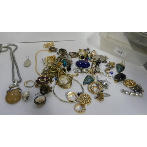 2257 - Lot of Antique and Costume Jewellery