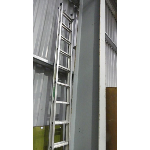 3067 - Metal Extending Ladder