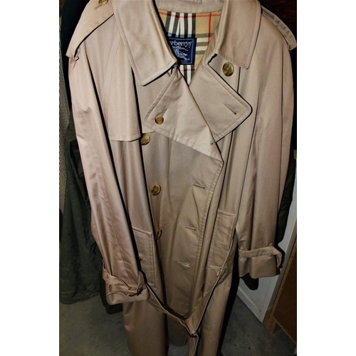 3246 - Men's Burberry Raincoat (UK 42)