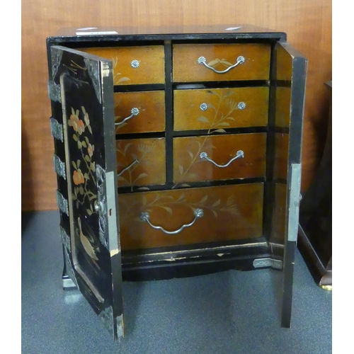 1465 - Japanese Lacquered Trinket Cabinet of Drawers.