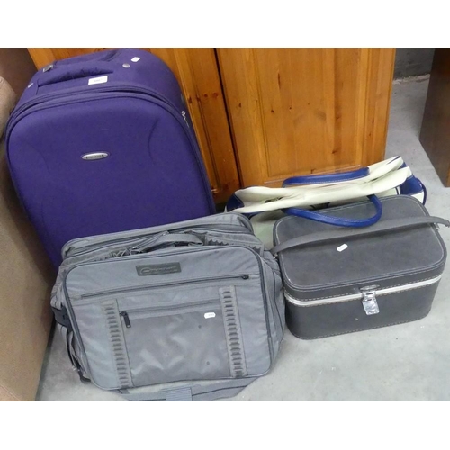 3007 - Suitcase, Vanity Case & Assorted Bags.