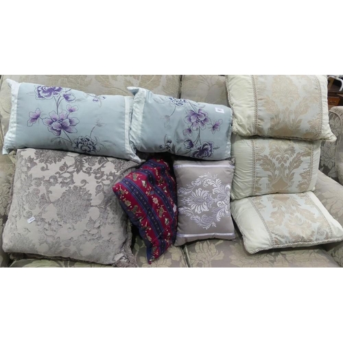 3067 - Assorted Cushions.