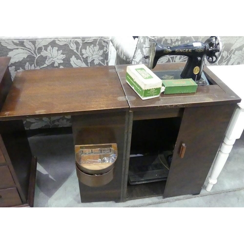 3089 - Singer Sewing Machine In Mahogany Cabinet.