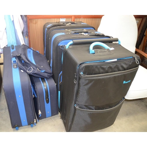 3152 - Assorted Suitcases