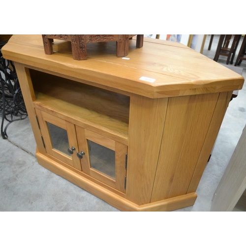 3190 - Oak TV Cabinet