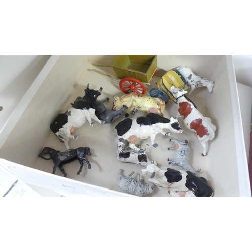 1008 - Box - W Britains Lead Farm Carts & Animals.