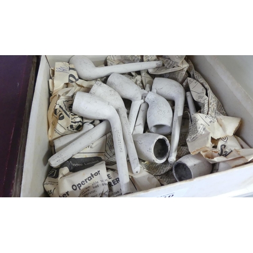 1010 - Box - Antique Clay Pipes.