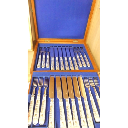 1043 - Cased Set of Silverplated Dessert Forks & Knives.