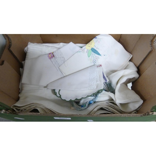 1067 - Box - Table Cloths & Embroidered Linen.