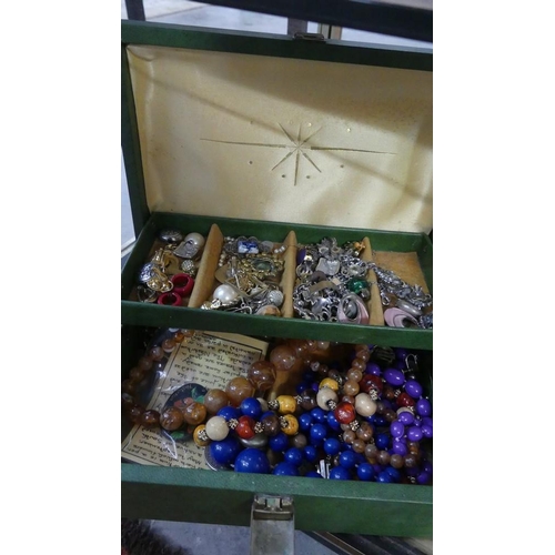 2576 - Box - Assorted Costume Jewellery.