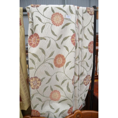 3133 - Pair Of Floral Lined Curtains (84cm x 80cm)