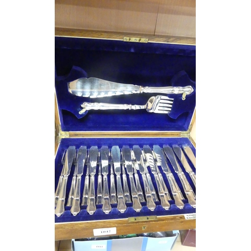 1042 - Canteen of Silverplated Fish Knives, Forks & Servers.