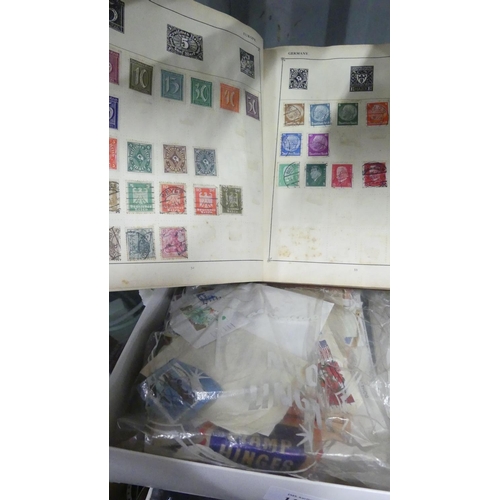 1181 - Box - Collectors Stamp Albums & Loose Stamps.