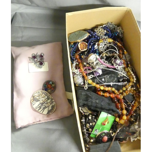 1231 - Large Box Jewellery, Scottish Type Brooches etc