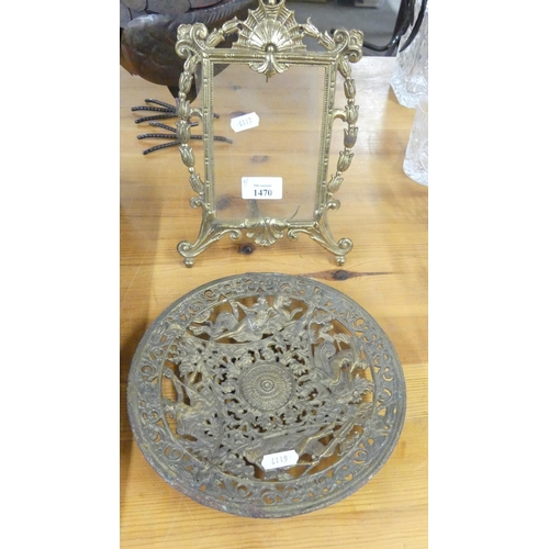 1470 - Brass Photo Frame & Pierced Metal Dish.