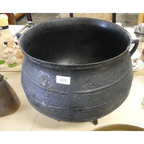 2121 - Large Size Cast Iron Gypsy Cooking Pot.