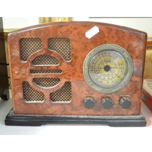 572 - Reproduction Radio