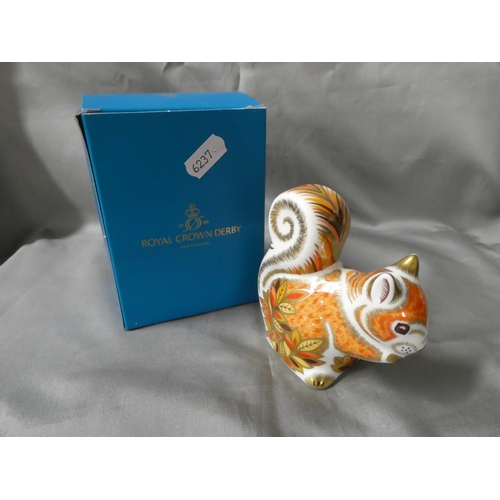 1260 - Royal Crown Derby Autumn Squirrel Paperweight in Box.