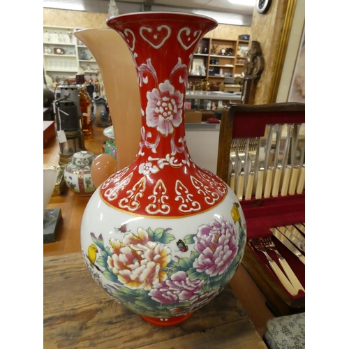 1484 - Modern Chinese Vase.