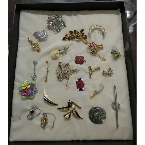 2318 - Tray of Vintage Costume Brooches.