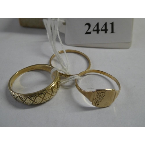 2441 - Three 9ct Gold Rings, size UK 2 x S & Q (signet), total weight 5.3g.