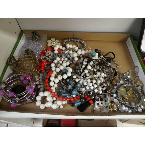 1008 - Box - Assorted Costume Jewellery.