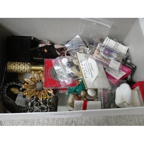 2492 - Box - Assorted Costume Jewellery.