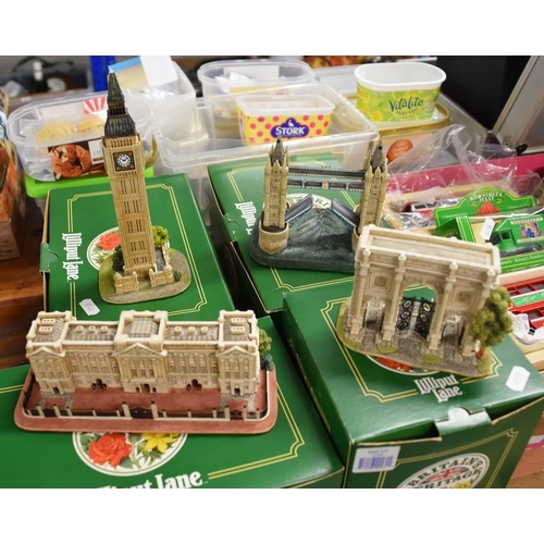 525 - Assorted Lilliput Lane Collectors Tower Bridge, Big Ben etc (4)