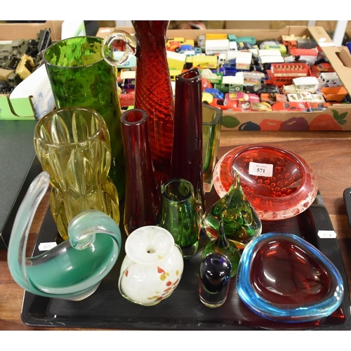 571 - Tray Lot - Assorted Art Glass