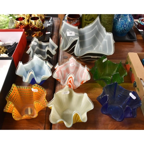 605 - Assorted Art Glass Handkerchief Bowls