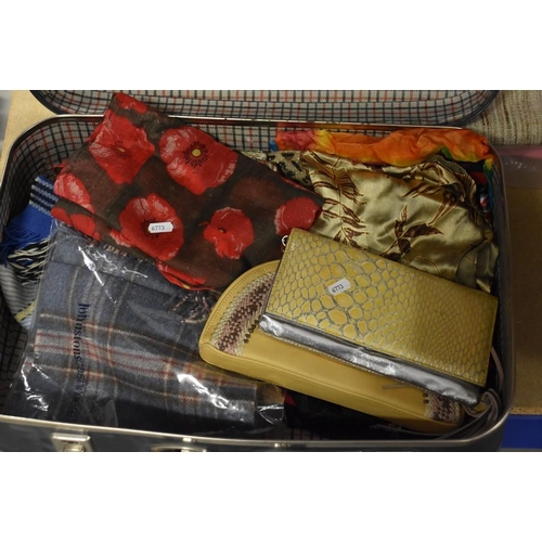 1270 - Vintage Suitcase - Scarves & Purses